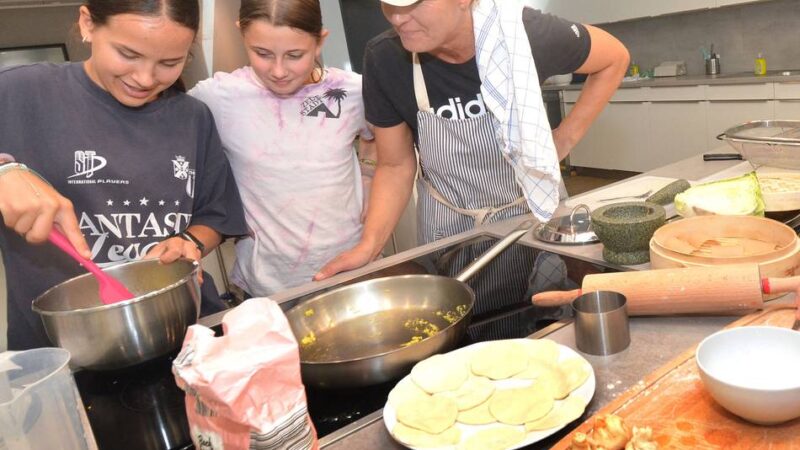 Besuch beim Streetfood-Kurs der VHS in Kaarst: Wenn Kinder erleben, wie die Welt schmeckt