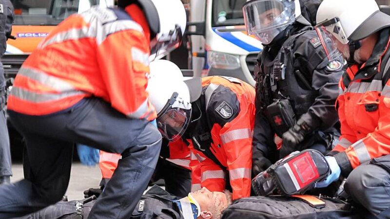 Übergabe mit Landesinnenminister Herbert Reul in Mettmann: Vier Rettungswagen für die Polizei