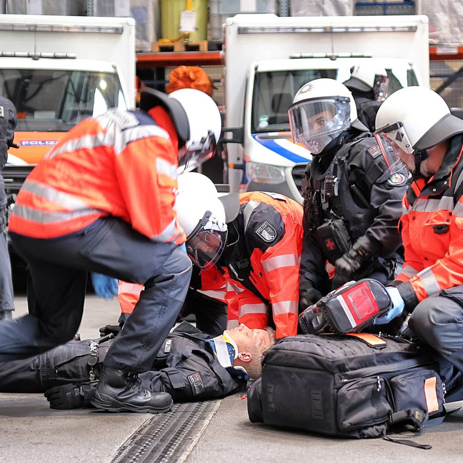 Übergabe mit Landesinnenminister Herbert Reul in Mettmann: Vier Rettungswagen für die Polizei