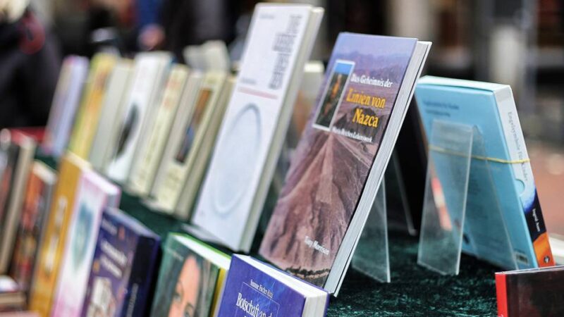 Markt in der Hildener Mittelstraße: Büchermarkt – stöbern und schmökern erwünscht