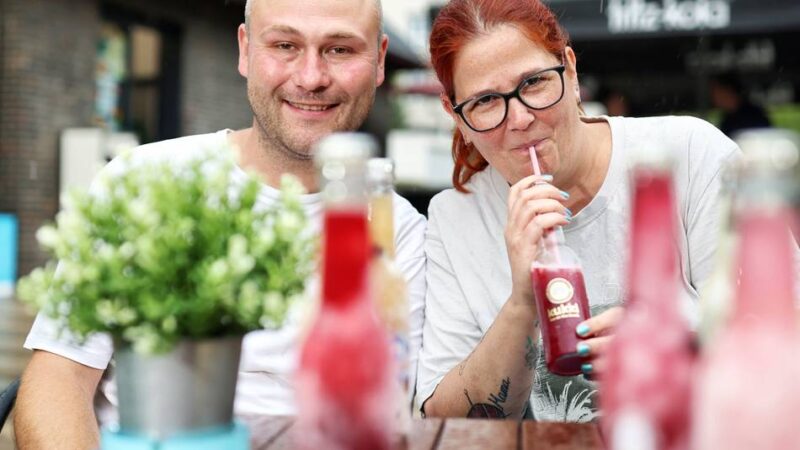 Nur Fans trotzten dem Regen und feierten den Hildener Büdchentag: Wenn der Regen in die bunten Cocktails fließt