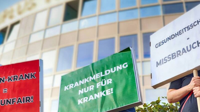 Demonstrationen vor Hildener Mediplus Zentrum: Rätselhaftes Flugblatt sorgt für Unruhe in Arztpraxen