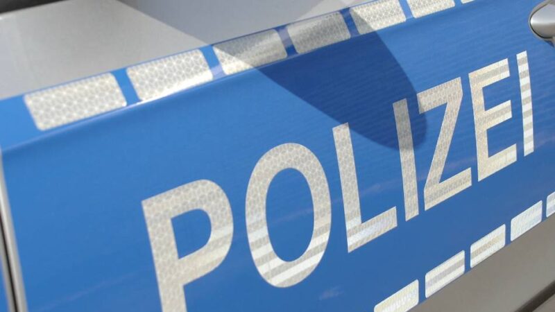 Polizei Mönchengladbach ermittelt: Vermummtes Trio wirft bei Raubversuch mit Stein