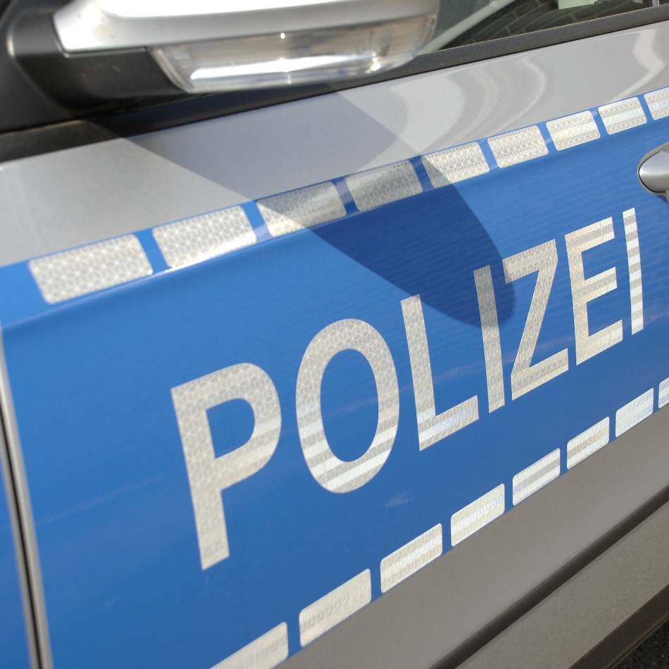Polizei Mönchengladbach ermittelt: Vermummtes Trio wirft bei Raubversuch mit Stein