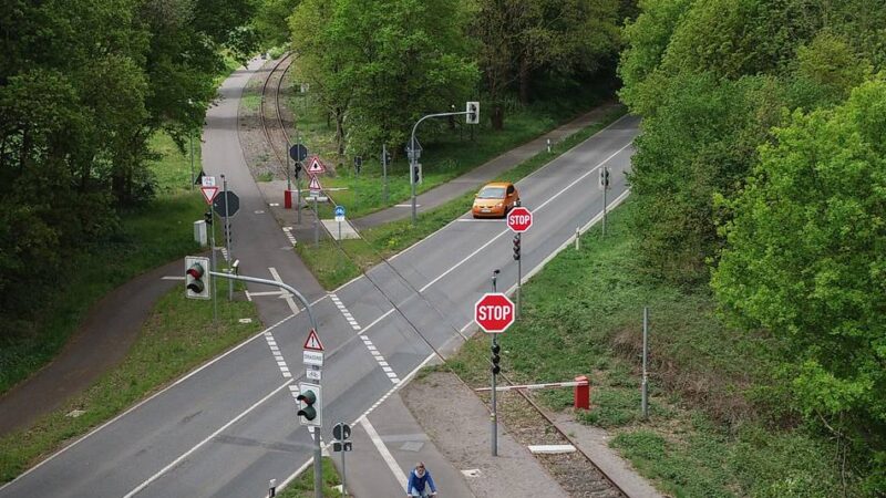 An der Europa-Radbahn: Radfahrer missachtet Stoppschild und kollidiert mit Auto