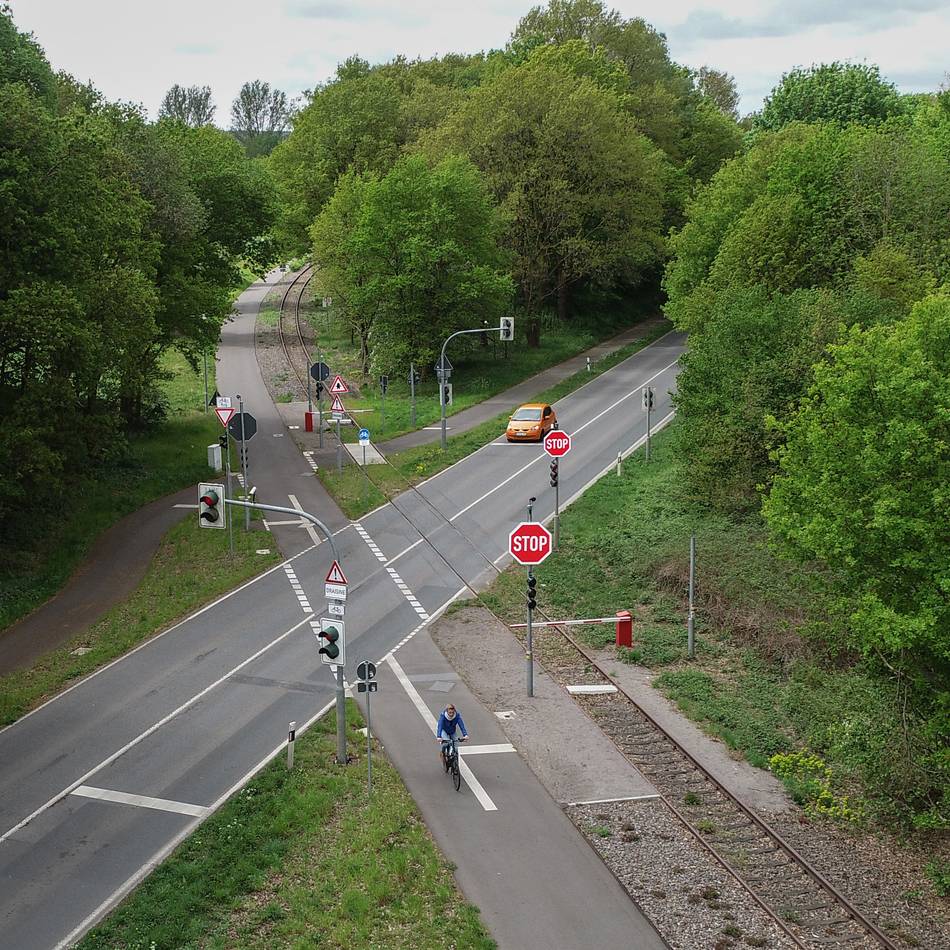 An der Europa-Radbahn: Radfahrer missachtet Stoppschild und kollidiert mit Auto