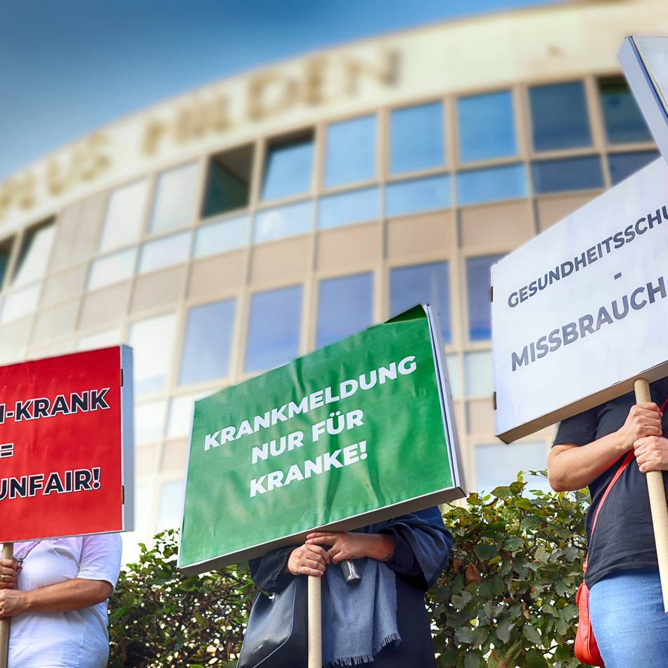 Demonstrationen vor Ärztehaus in Hilden: „Ich hoffe, dass das bald ein Ende hat“