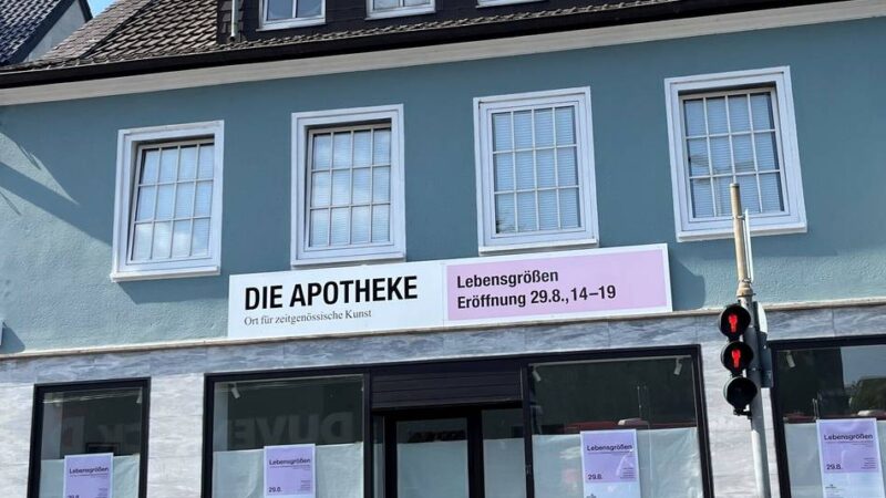 Der Showroom Heinz Breloh wird zum Ort für zeitgenössische Kunst: Auf eine Tasse Kaffee in „Die Apotheke“