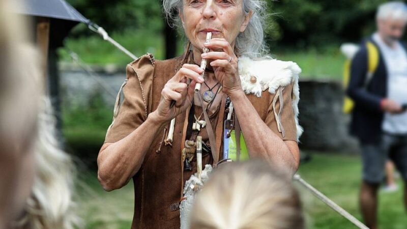 Zwei Tage lang Festprogramm im Neanderthal Museum: Wie eine Flintknapperin Feuersteine bearbeitet
