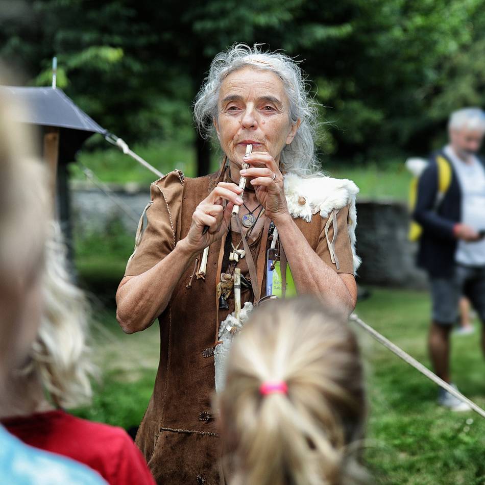 Zwei Tage lang Festprogramm im Neanderthal Museum: Wie eine Flintknapperin Feuersteine bearbeitet
