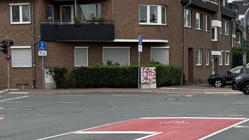 Mobilität in Meerbusch: Rote Markierung für Radfahrer