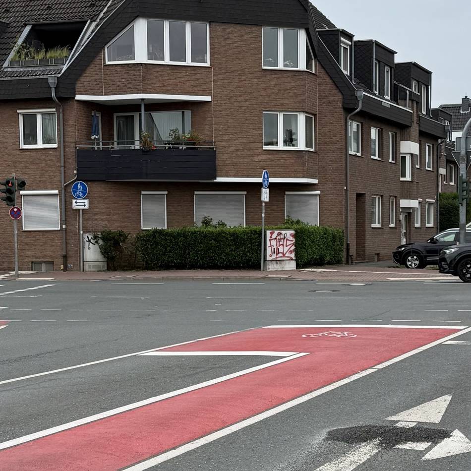 Mobilität in Meerbusch: Rote Markierung für Radfahrer