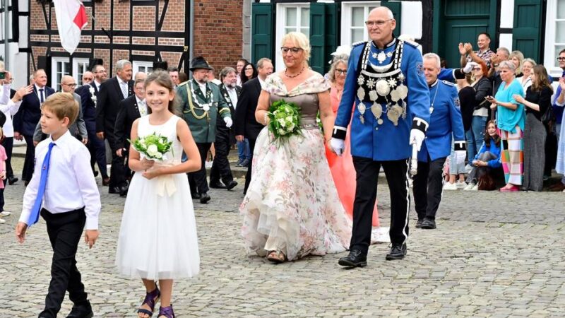 Brauchtum in Korschenbroich: Festliche und wilde Parade beim Schützenfest in Liedberg