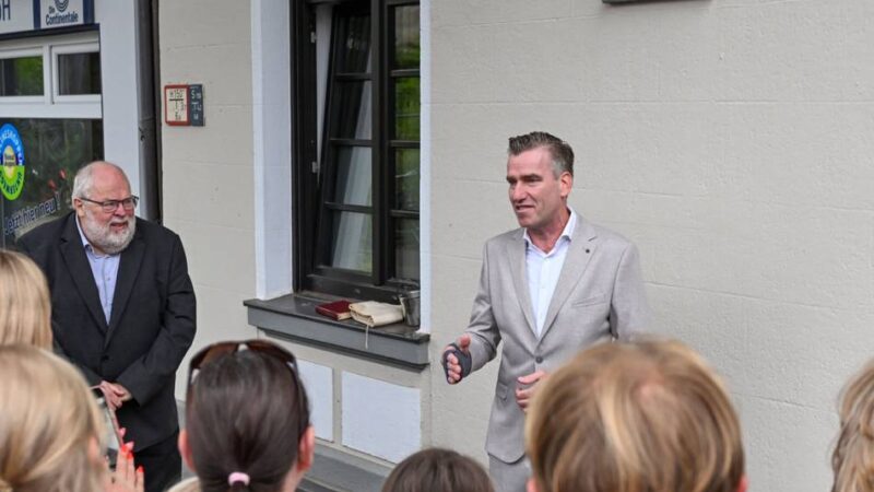 Praxis-Erweiterung an der Bahnstraße in Willich: Zahnarzt lässt Marien-Statue segnen