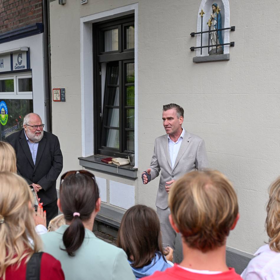 Praxis-Erweiterung an der Bahnstraße in Willich: Zahnarzt lässt Marien-Statue segnen