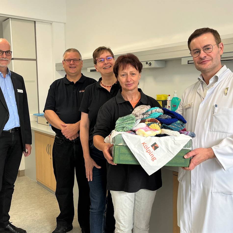 St.-Clemens-Hospital Geldern: Kolpingsfamilie spendet 150 Mützchen für Neugeborene