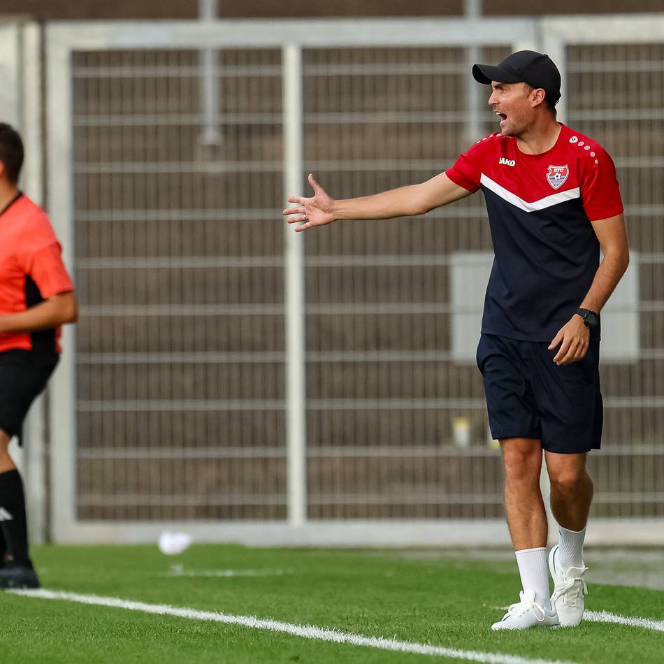 Beim ersten Oberliga-Saisonspiel: Warum KFC-Trainer Julian Stöhr in der Halbzeit laut werden musste