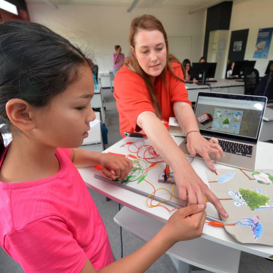 Digitale Bildung im Ferienprogramm: Kreativität trifft Technik: Kinder gestalten sprechende Plakate
