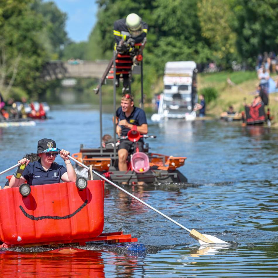 Landjugend Anrath lud zum Badewannenrennen: Mit der Babywanne geht’s ins Rennen