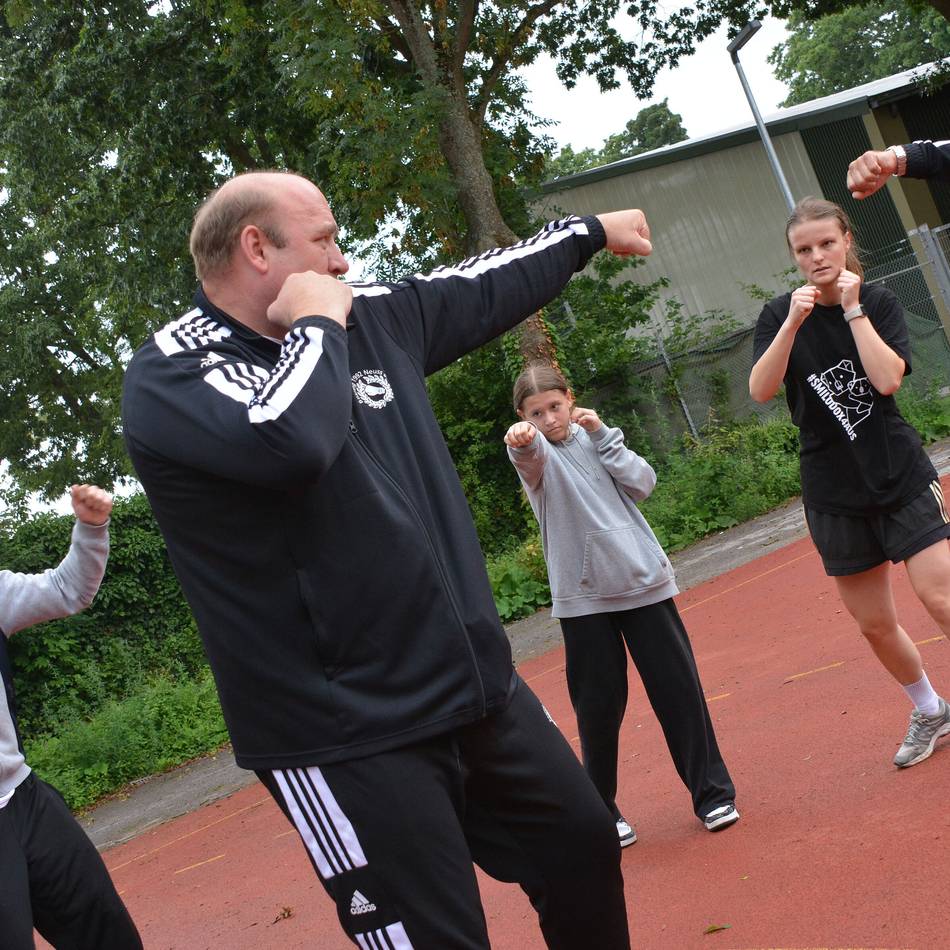 Schnuppertraining im Neusser Jahnstadion: Fitnessboxen – mehr als fliegende Fäuste