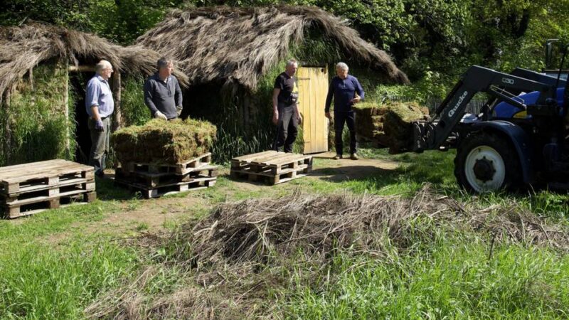 Frühschoppen in Bönninghardt: Frisch restaurierte Plaggenhütte wird gefeiert