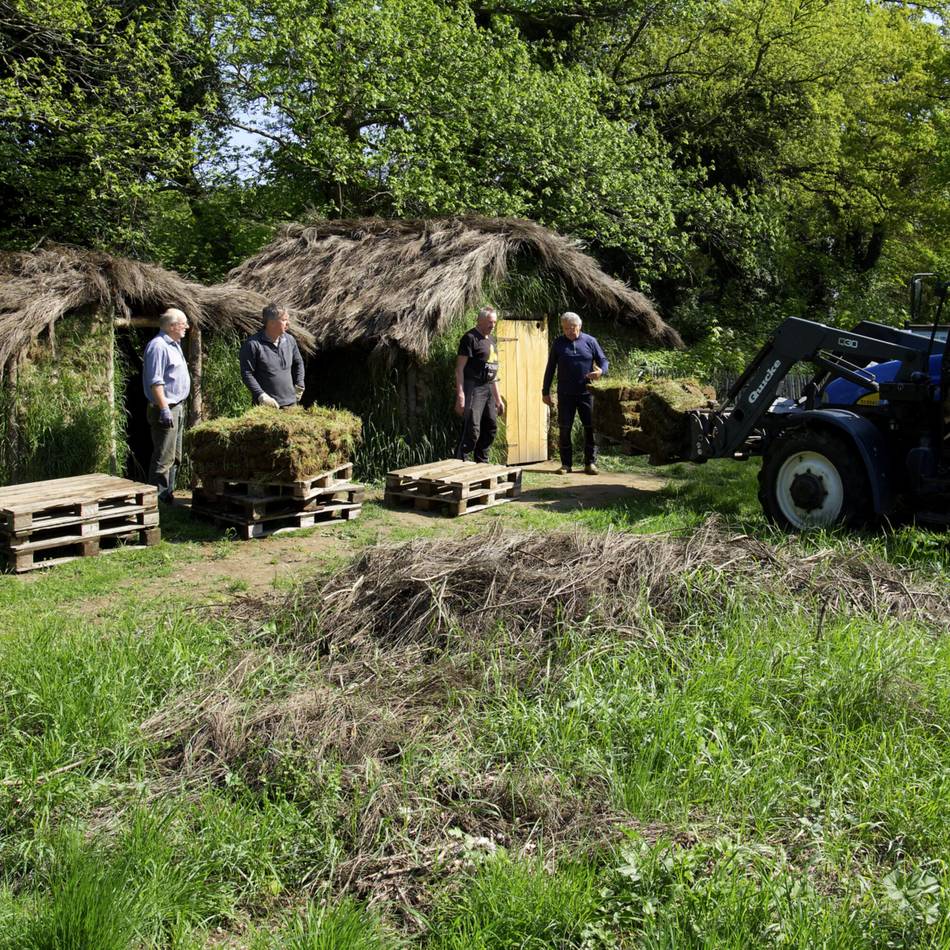 Frühschoppen in Bönninghardt: Frisch restaurierte Plaggenhütte wird gefeiert