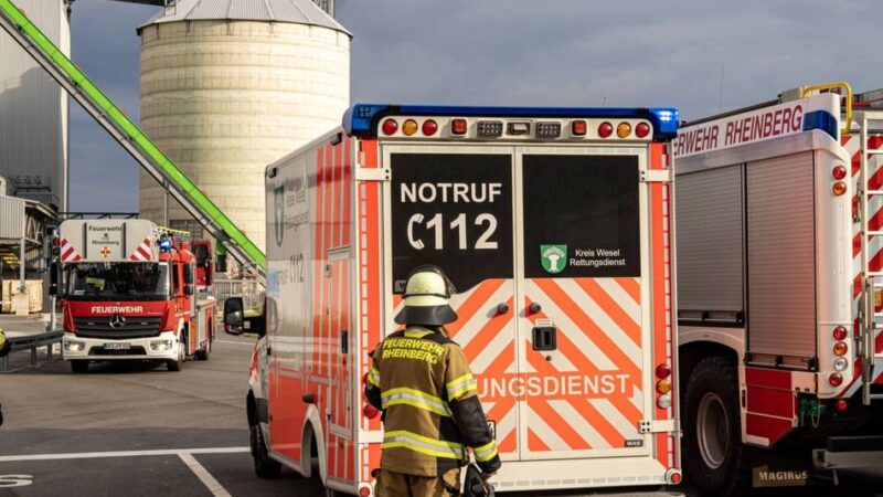 Brand im Industriebetrieb: Einsatz für die Feuerwehr bei Woodpower in Rheinberg