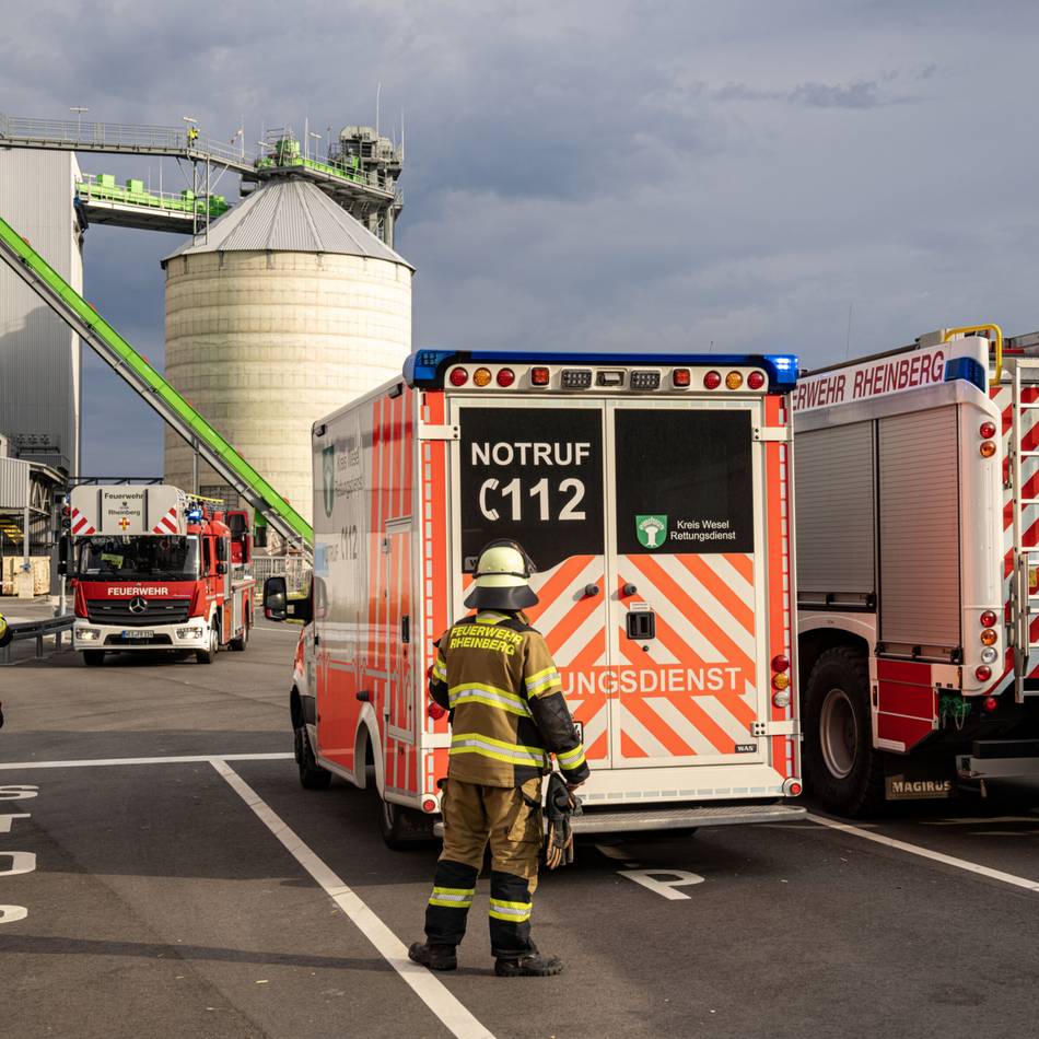 Brand im Industriebetrieb: Einsatz für die Feuerwehr bei Woodpower in Rheinberg