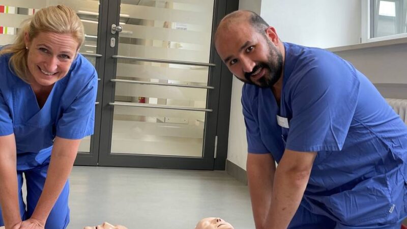 Erste-Hilfe in Düsseldorf: Reanimationsunterricht wird zur Pflicht – Kaiserswerther Ärzte helfen bei der Umsetzung