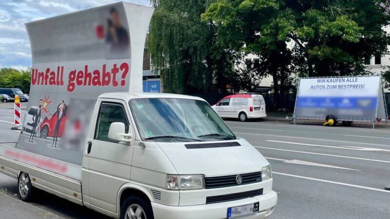 Marketing auf Mönchengladbachs Straßen: Wie geparkte Werbung Parkplätze blockiert
