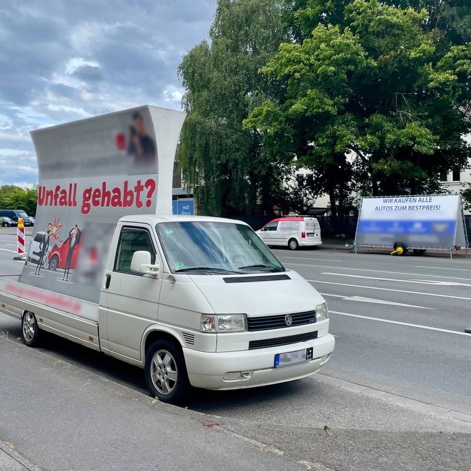 Marketing auf Mönchengladbachs Straßen: Wie geparkte Werbung Parkplätze blockiert