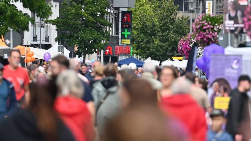 Verkaufsoffener Sonntag in Wermelskirchen: Kauffreudige Kunden am Kirmessonntag