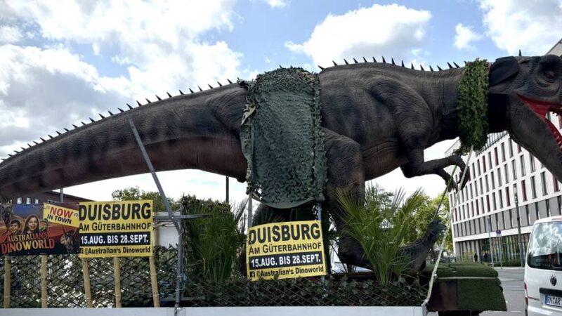 Ausstellung in Duisburg: Warum ein riesiger T-Rex durch Duisburgs Straßen fährt