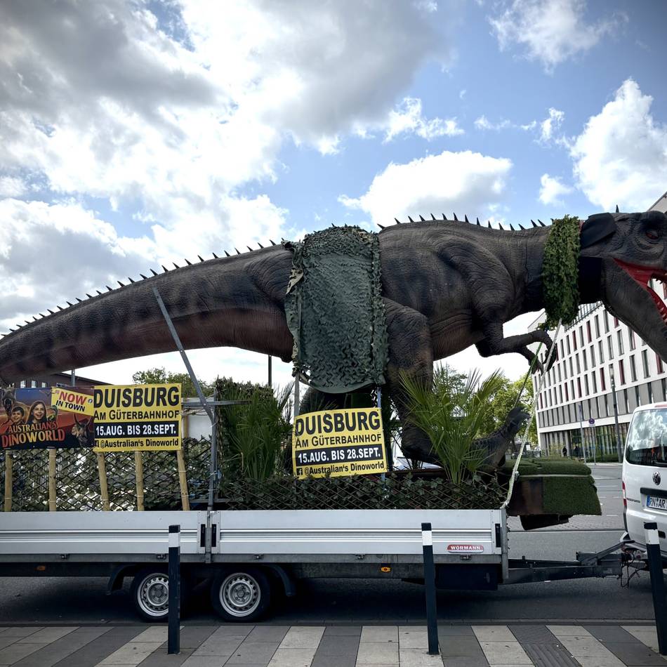 Ausstellung in Duisburg: Warum ein riesiger T-Rex durch Duisburgs Straßen fährt