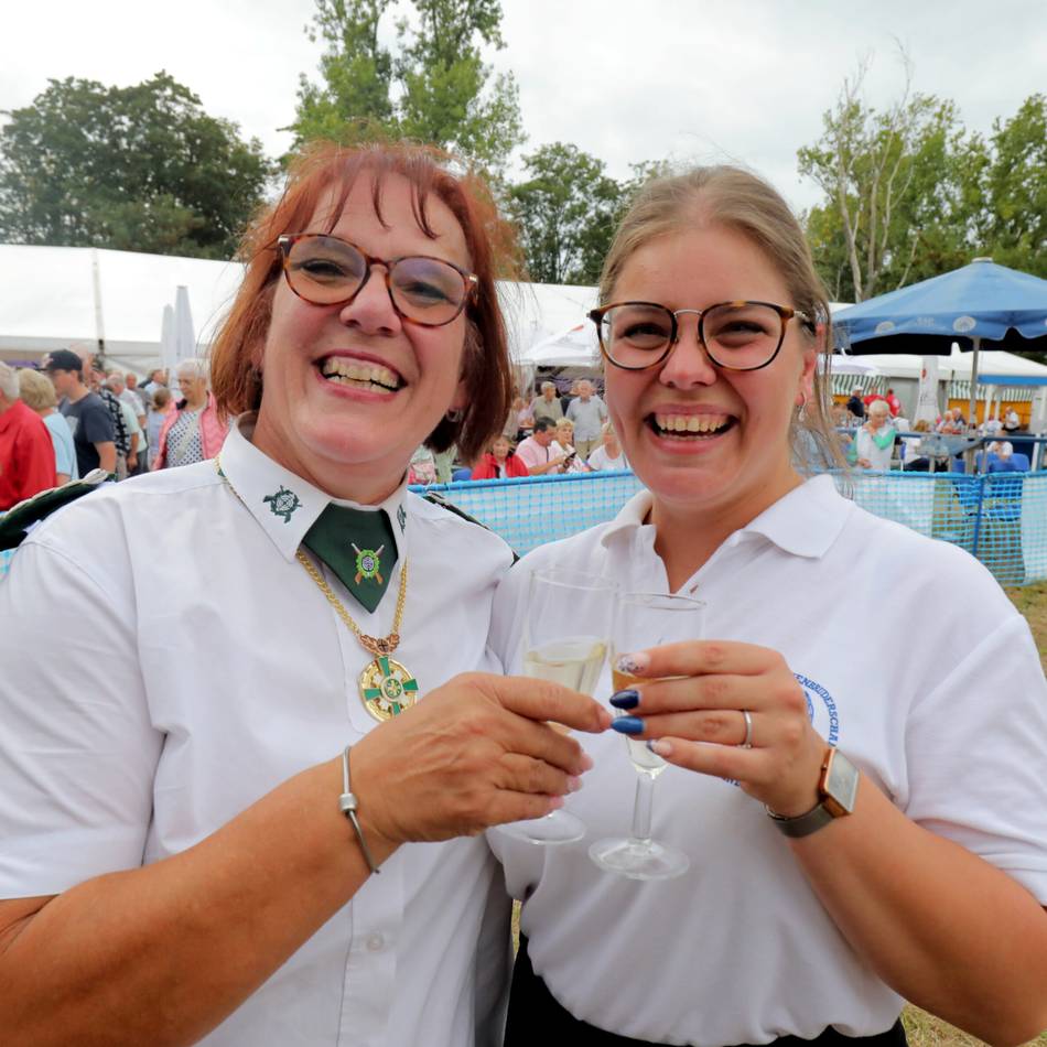 Schützenfest in Rheinberg: Mama Martina siegt im Mutter-Tochter-Duell