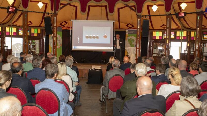 Netzwerktreffen in Kleve: Zukunftsforscher beim Businessfrühstück im Spiegelzelt