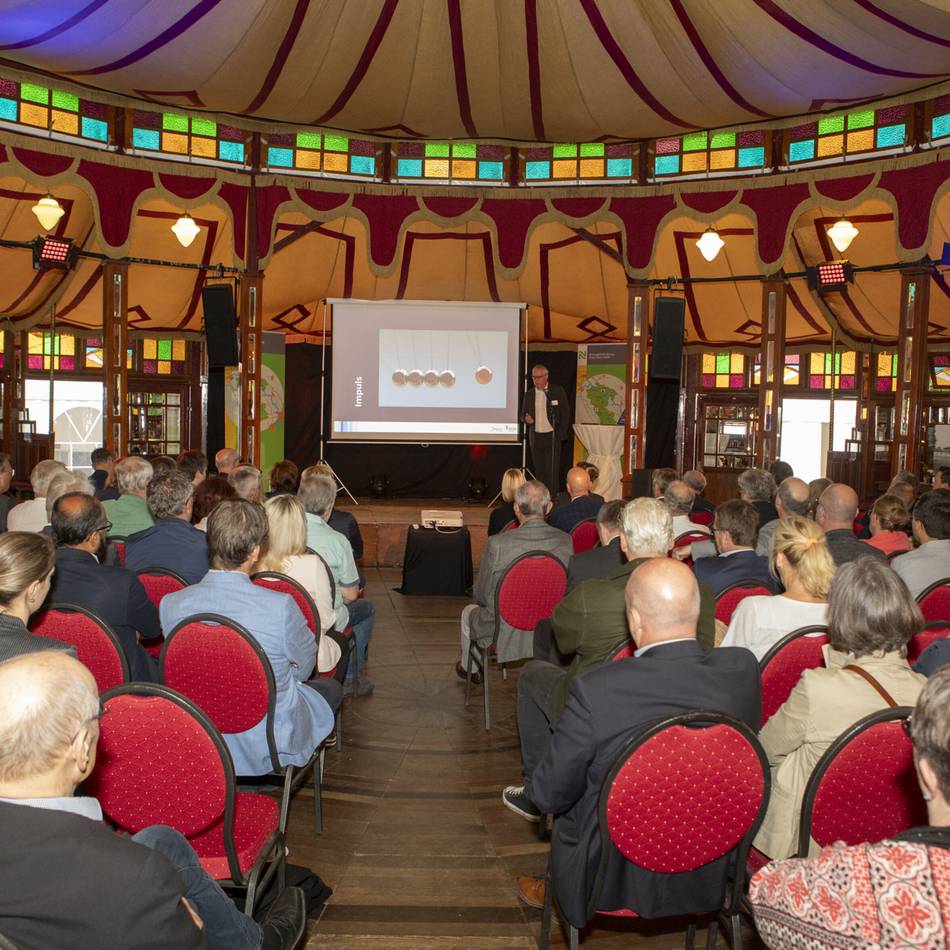 Netzwerktreffen in Kleve: Zukunftsforscher beim Businessfrühstück im Spiegelzelt