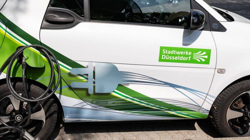 Premiere in Derendorf geglückt: „Mobilität von morgen“ – Düsseldorf bekommt weitere Ladebordsteine für E-Autos