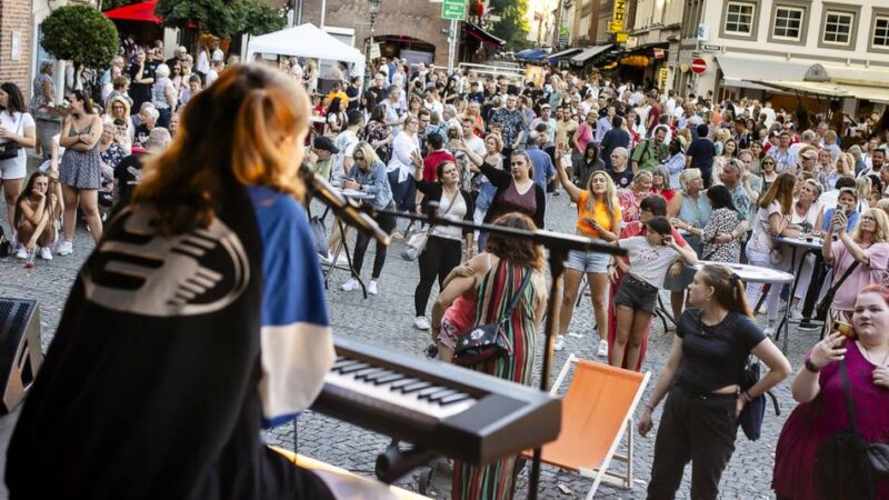 Musik in Düsseldorf: Sängerin bringt Festival-Show „New Hot Pop“ vor das Rathaus