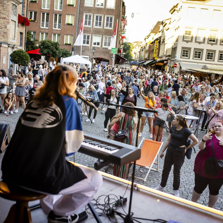Musik in Düsseldorf: Sängerin bringt Festival-Show „New Hot Pop“ vor das Rathaus