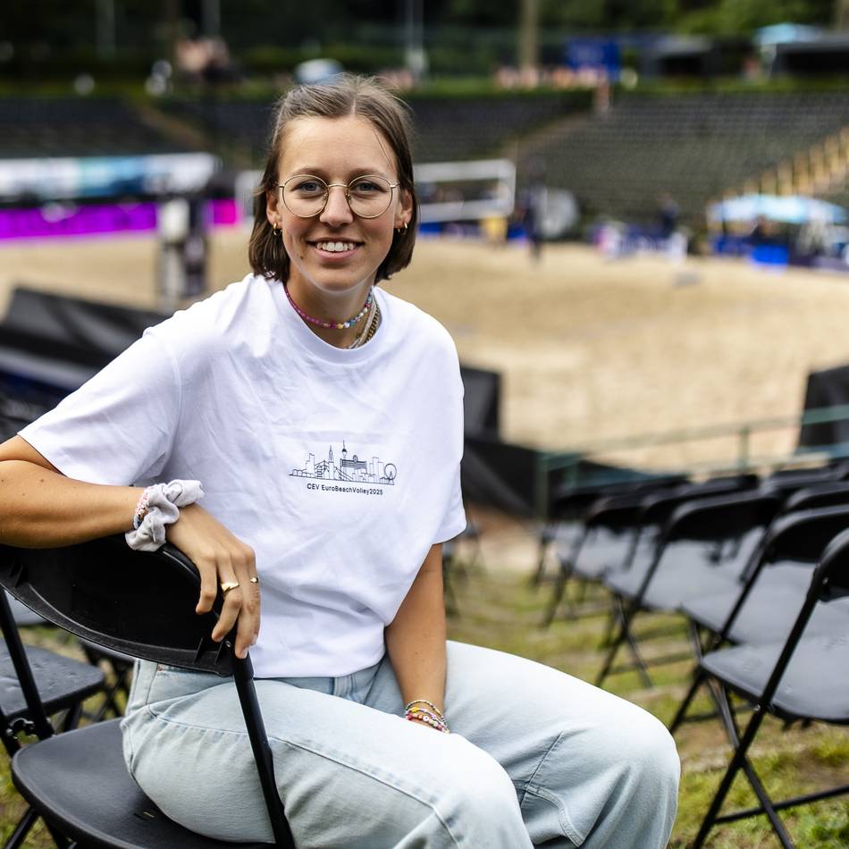Beachvolleyball in Düsseldorf: Jana Schick heizt bei der EM die Stimmung an