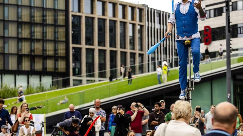 Internationale Straßenkunst in Düsseldorf: Artisten verwandeln die Stadt in eine Manege