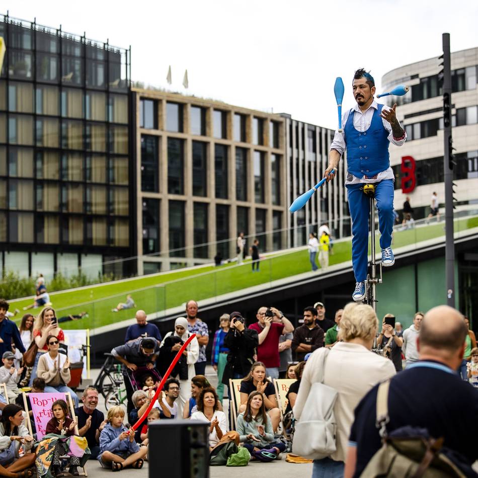 Internationale Straßenkunst in Düsseldorf: Artisten verwandeln die Stadt in eine Manege