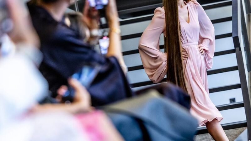 Fashion & Art-Night in Düsseldorf: Mode trifft Kunst im Café Emanuel