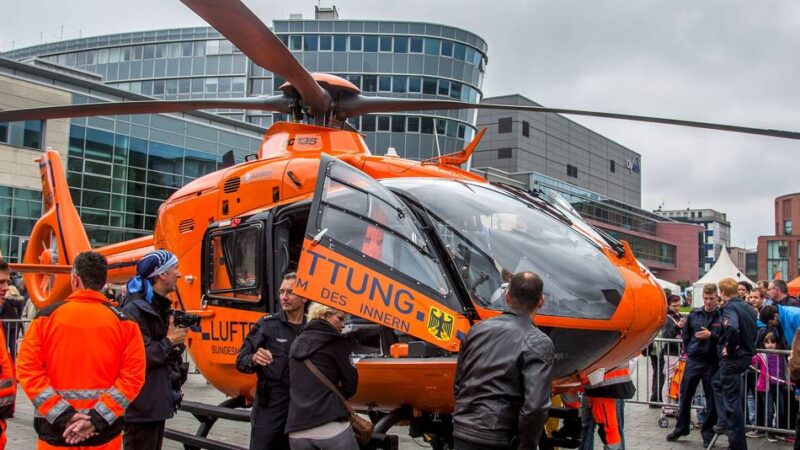Aktion in Duisburg: Rettungshubschrauber Christoph 9 landet auf dem Opernplatz
