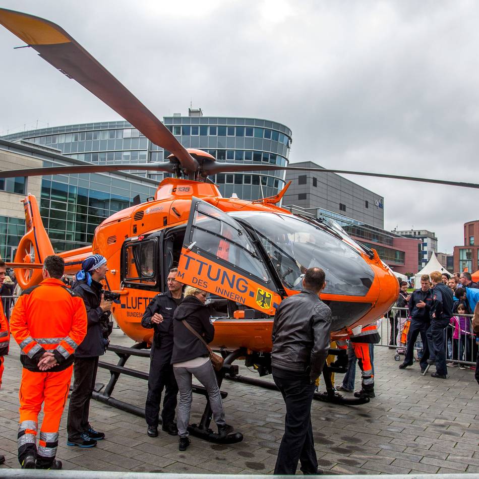 Aktion in Duisburg: Rettungshubschrauber Christoph 9 landet auf dem Opernplatz