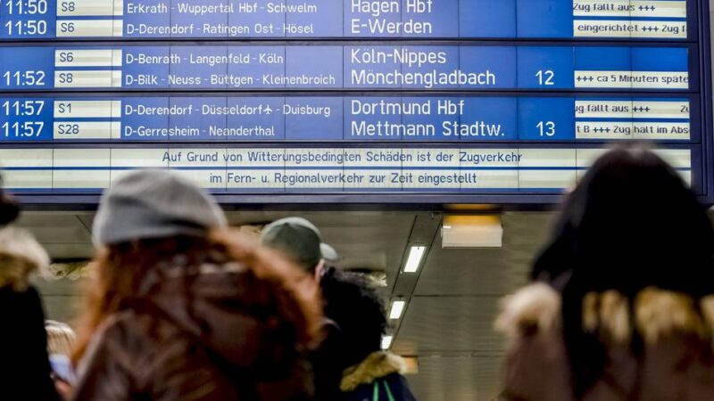 Investition von 200.000 Euro: Die Bahn erneuert die riesige Anzeige im Düsseldorfer Hauptbahnhof
