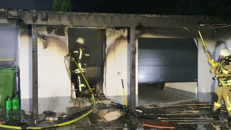 Garage in Vollbrand in Dormagen: Einsatzkräfte verhindern Schlimmeres beim Einsatz