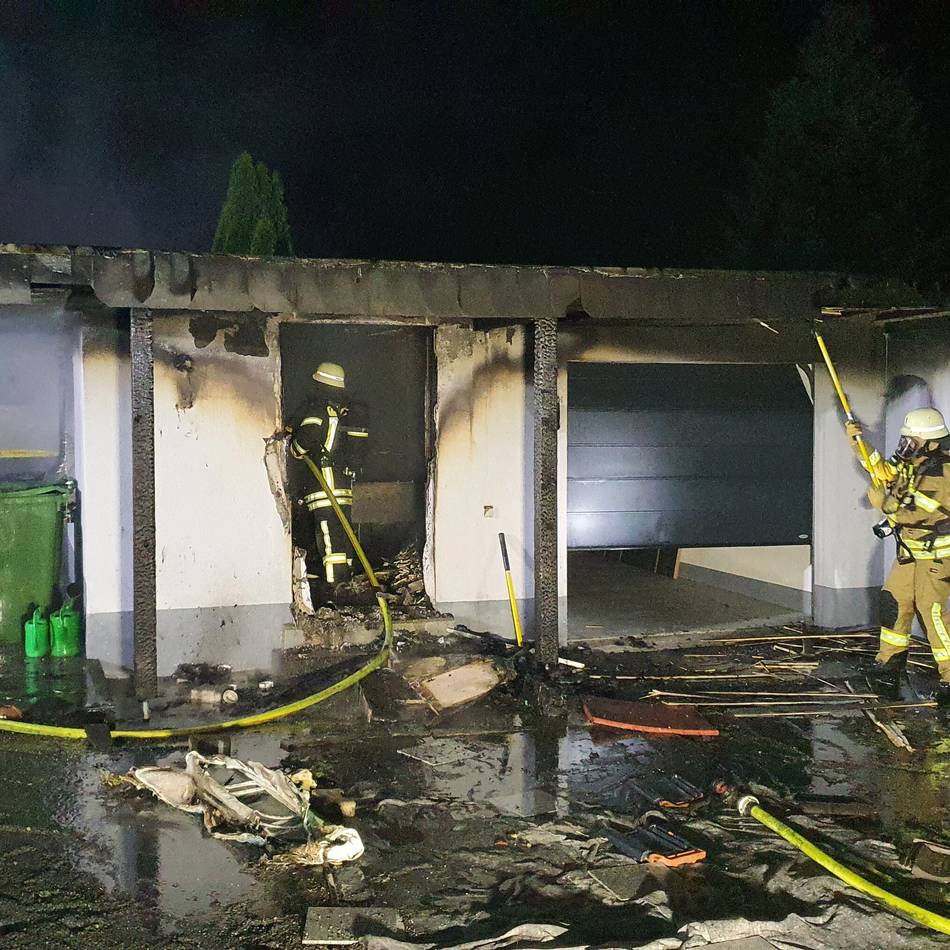 Garage in Vollbrand in Dormagen: Einsatzkräfte verhindern Schlimmeres beim Einsatz
