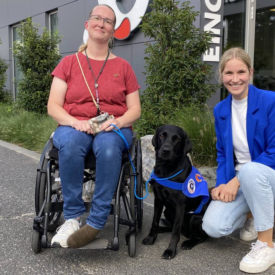 Spendenaktion in Krefeld: Assistenzhund Belle öffnet Herzen – und Schnürsenkel